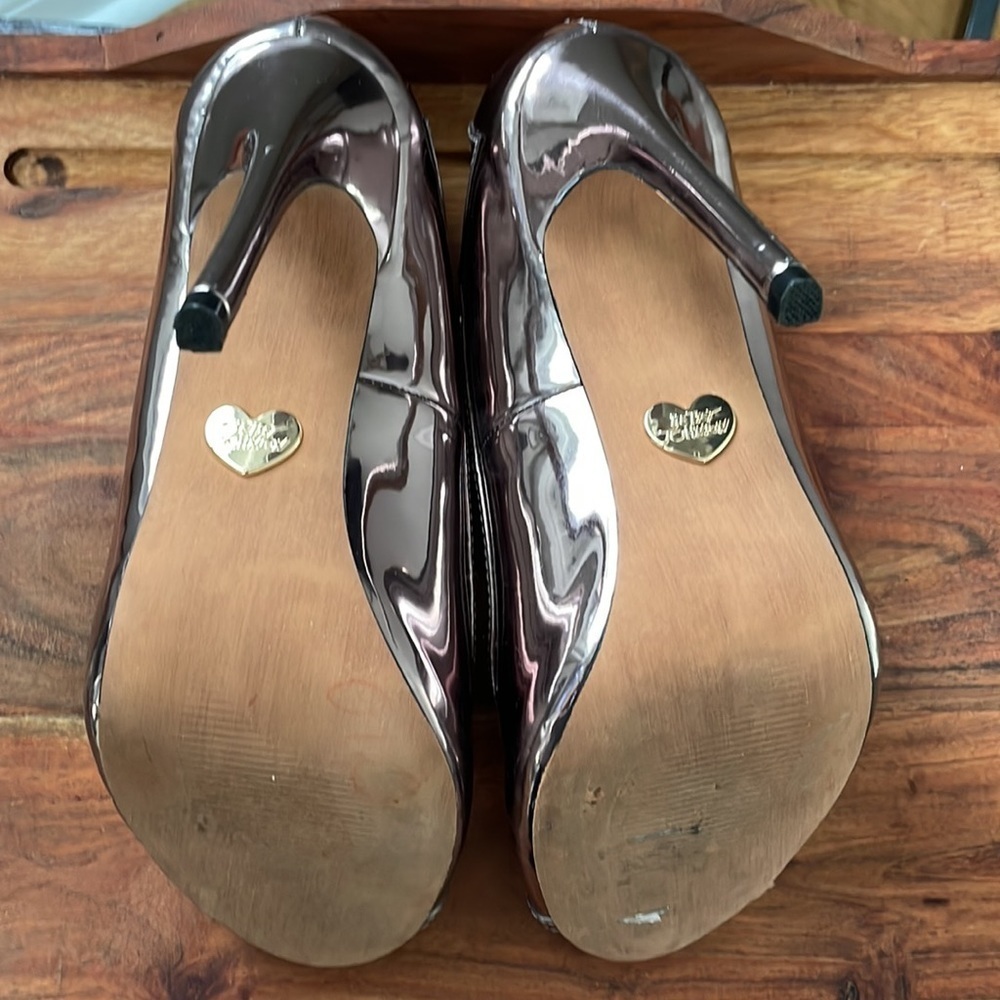 Betsey Johnson “Mimie” Heart Cutout Metallic High Heels. Excellent condition - Picture 6 of 14